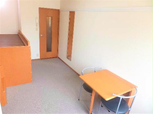 居室・リビング　家具家電が備え付けのお部屋です