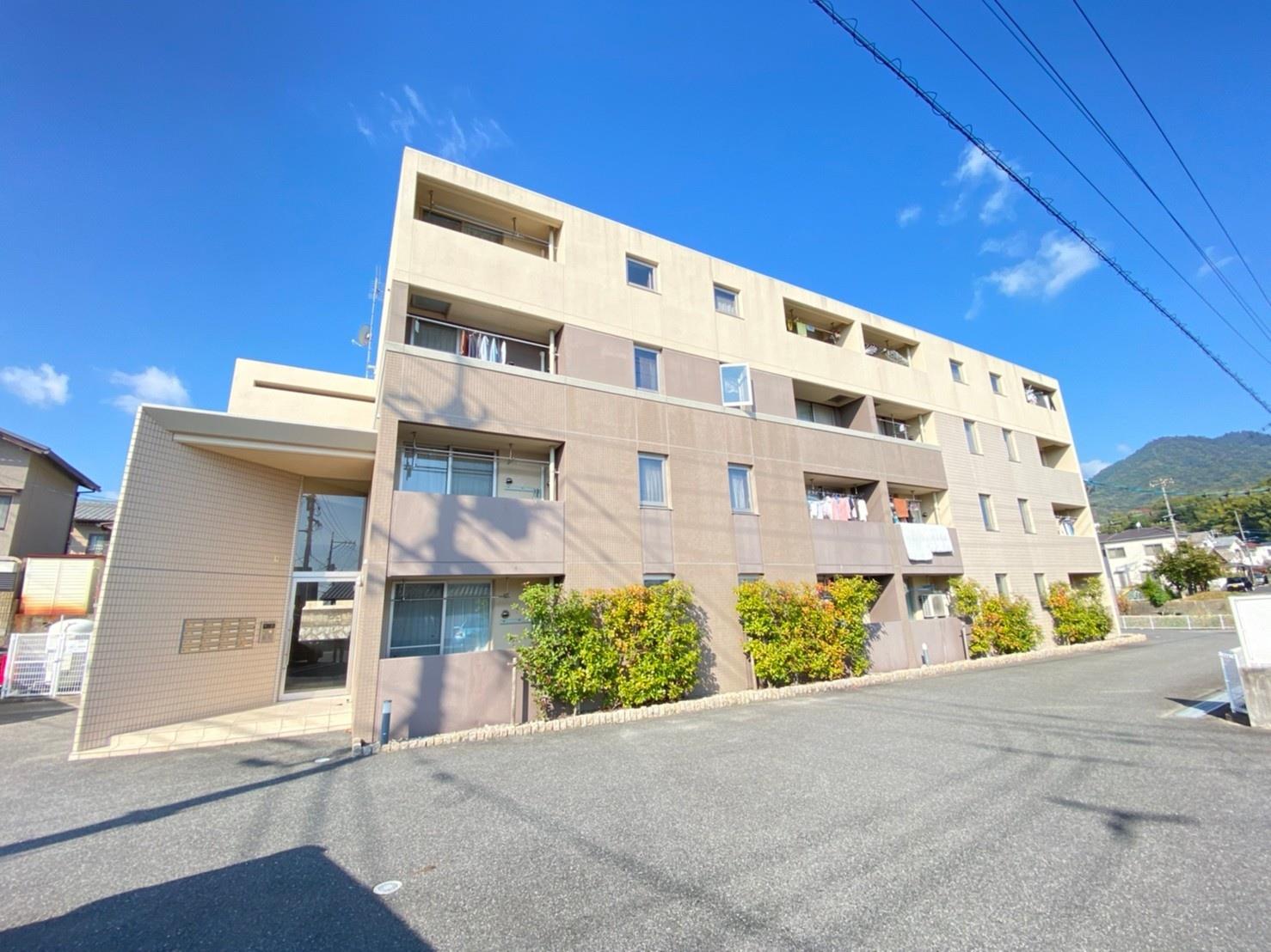 【廿日市市上平良のマンションの建物外観】