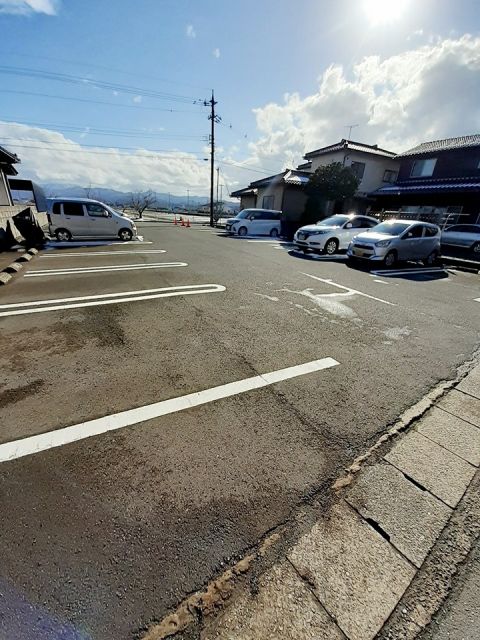 【加賀市小菅波町のマンションの駐車場】