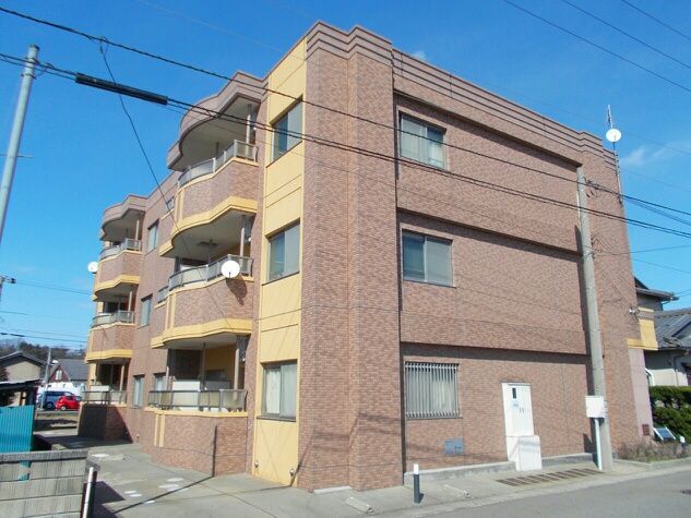 加賀市小菅波町のマンションの建物外観