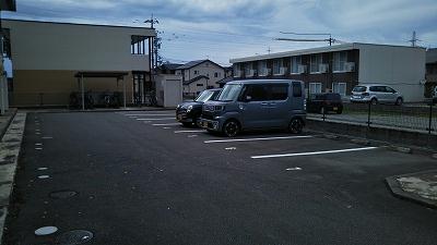 【レオパレスハピネスIIの駐車場】