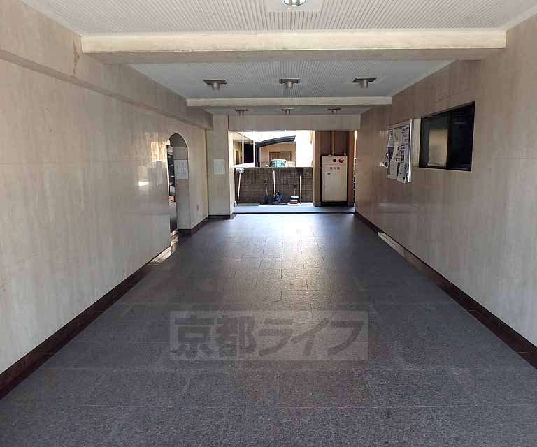 【長岡京市久貝のマンションのロビー】