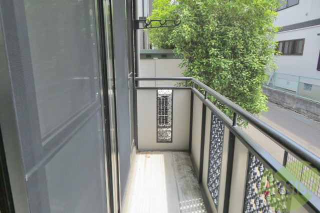 バルコニー　広めのバルコニースペースで洗濯物も問題なく干せそうですね。
