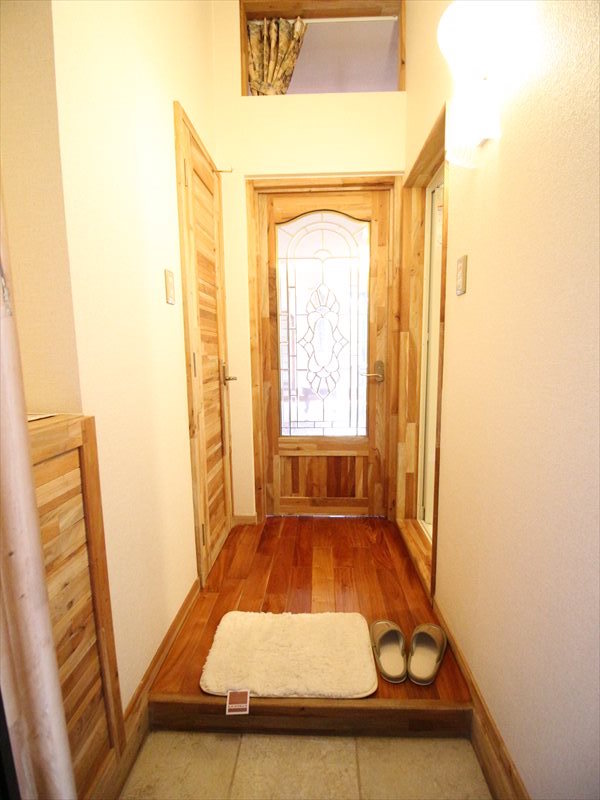 玄関　玄関・下駄箱（写真は別室）