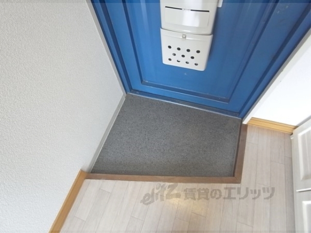 玄関　青色の扉がオシャレです