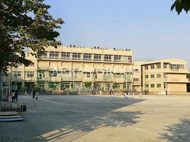 小学校　さいたま市立尾間木小学校（小学校）まで528m