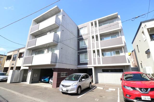 建物外観　４階建ての鉄筋コンクリート造です♪