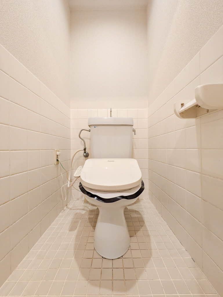 トイレ　トイレです。（ウォシュレット付き）
