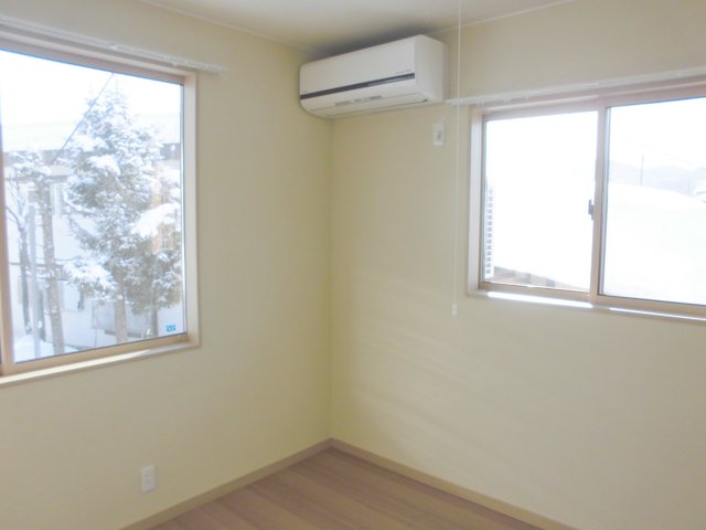 その他設備　２Ｆにも寒冷地用暖房エアコンでパワフルパムエアコンついてます