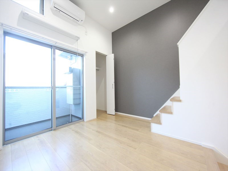 居室・リビング　洋室5.7帖　ロフト5.4帖（収納にも寝室にも使えます）