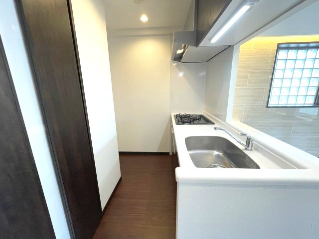 キッチン　偶数階：ライトブラウン/奇数階：ダークブラウン こちらは奇数