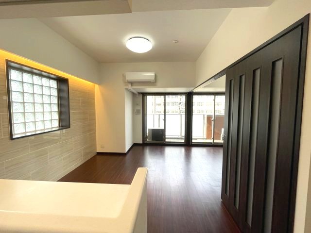 居室・リビング　偶数階：ライトブラウン/奇数階：ダークブラウン こちらは奇数