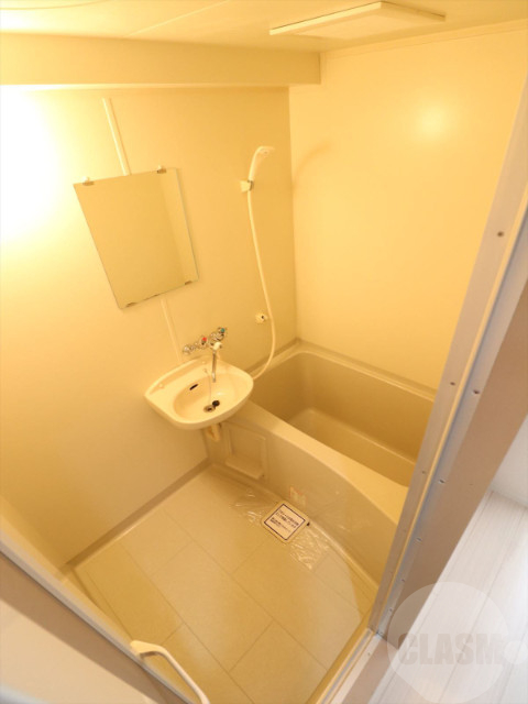 バス・シャワールーム　広々としたバスルームです