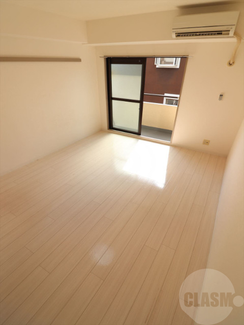 居室・リビング　８帖の広々とした洋室です