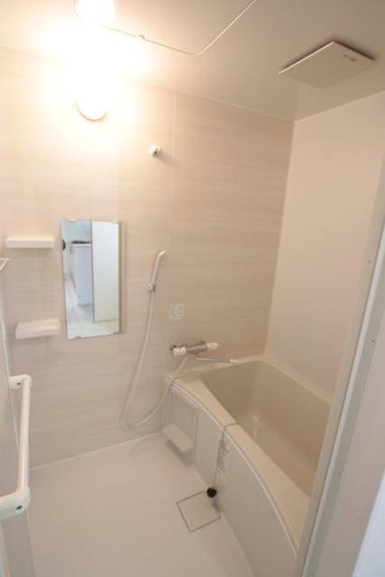 バス・シャワールーム　浴室（追焚き機能付き）