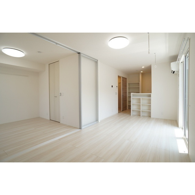 居室・リビング　高い天井の室内、随所に気遣いを感じます