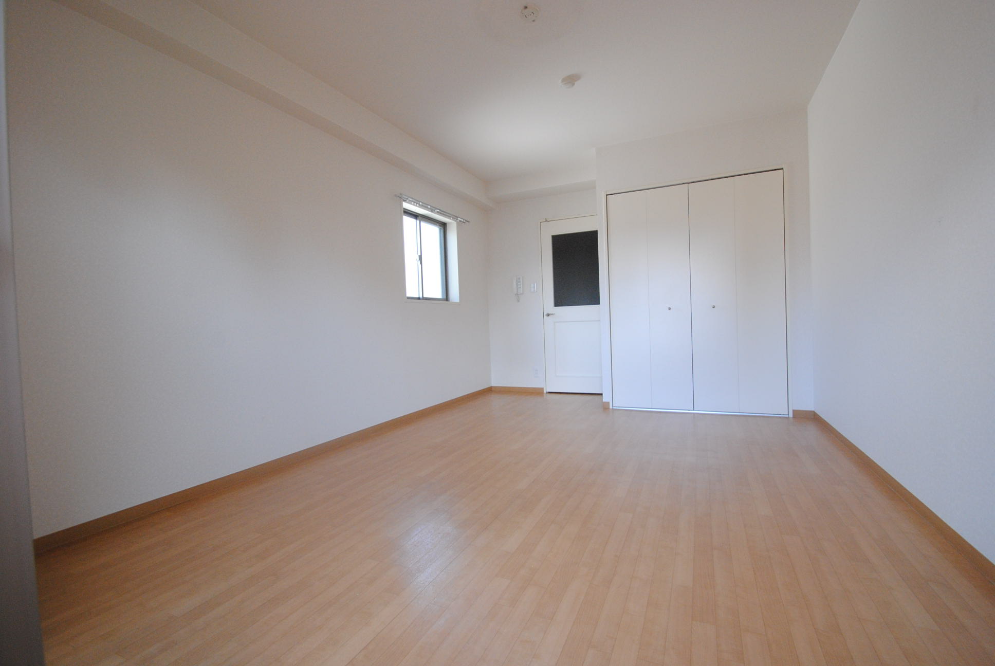 居室・リビング　広い洋室