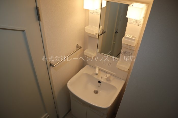 洗面設備　洗髪洗面化粧台にて朝のシャンプーもラクチンです
