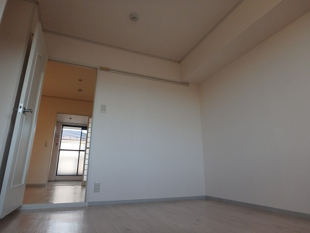 その他部屋・スペース　床は白の木目調にてお部屋が明るく見えますよ