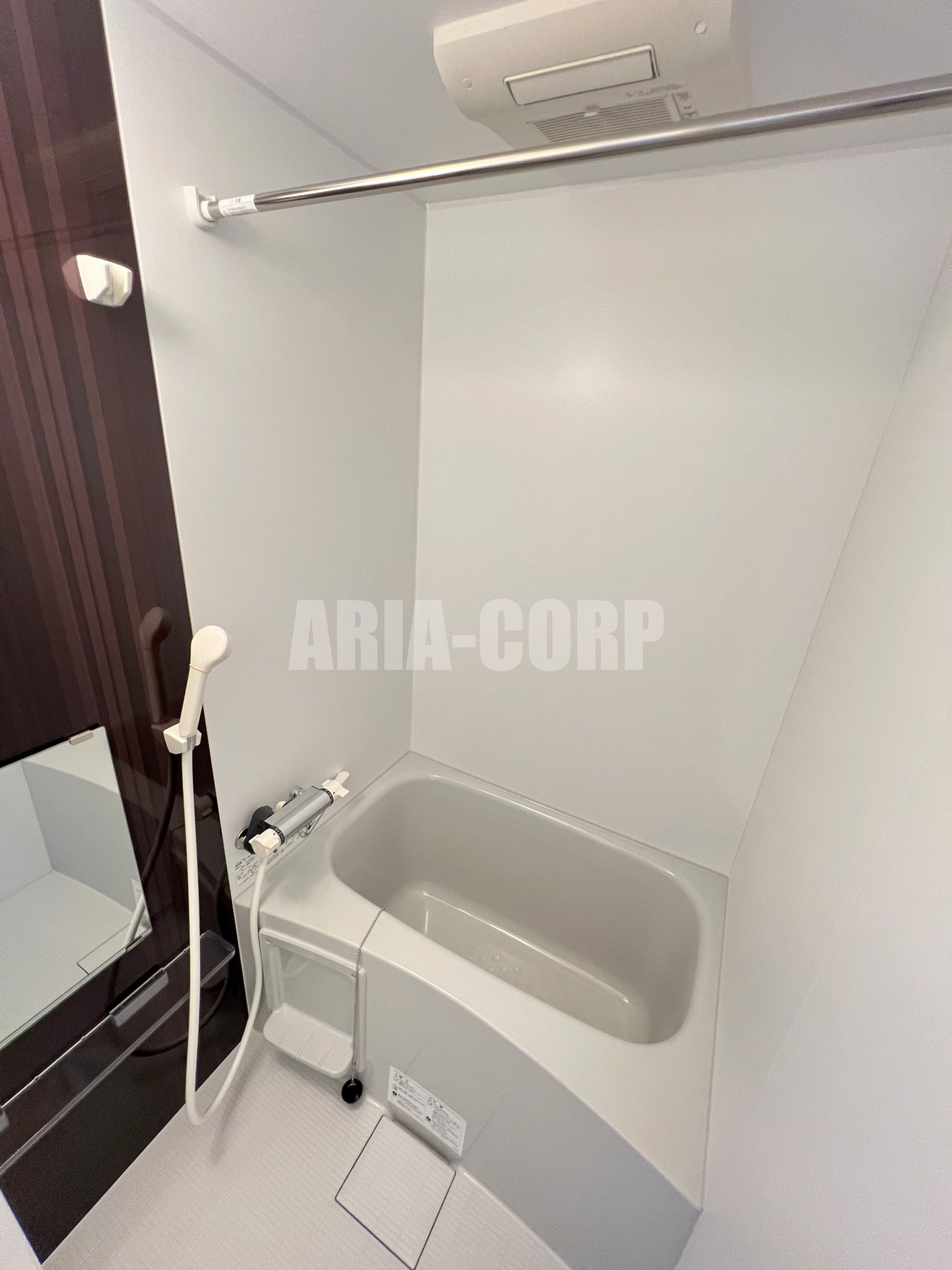 バス・シャワールーム　浴室乾燥機付き。カラーパネル採用でお洒落なバスルームです。