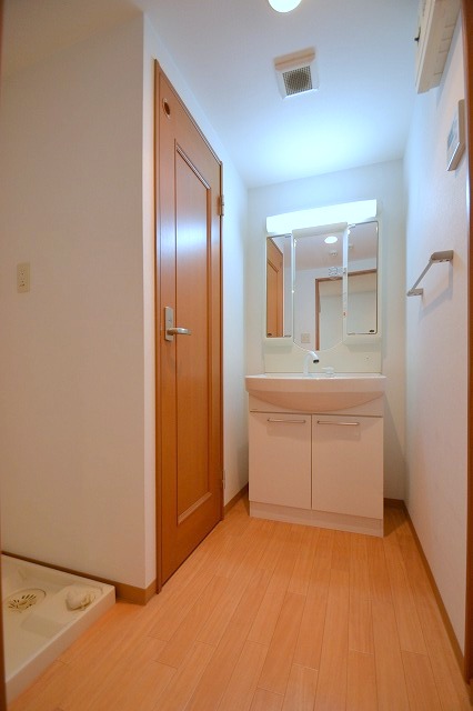 洗面設備　脱衣所内☆洗濯機置場とシャワー付洗面台付☆