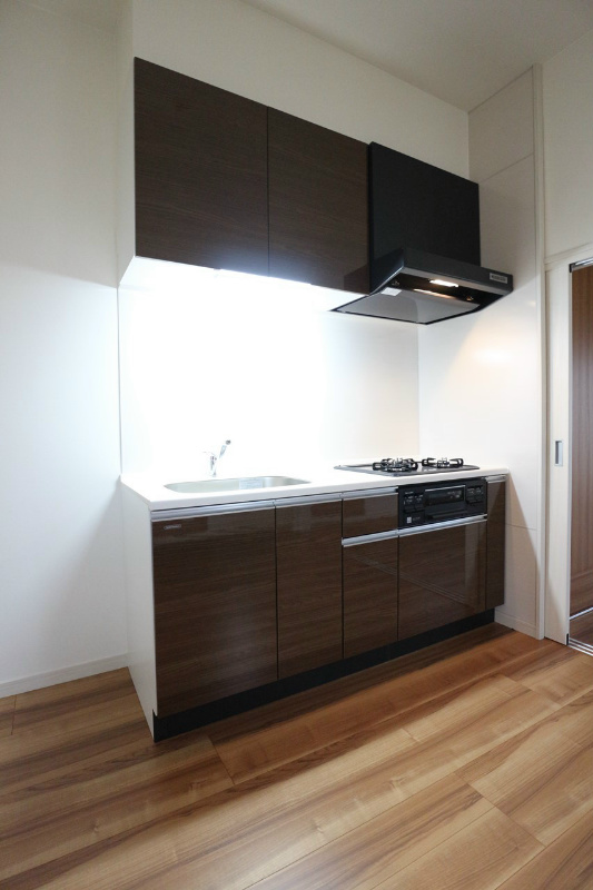 キッチン　上段の棚や3口コンロなど単身用のお部屋とは思えないサイズです