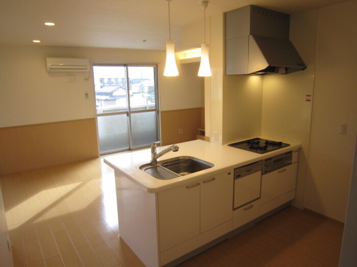 キッチン　対面式システムキッチン（３口・グリル・食洗器付き）