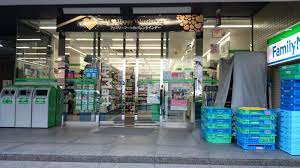 コンビニ　ファミリーマート神田神保町二丁目店（コンビニ）まで68m