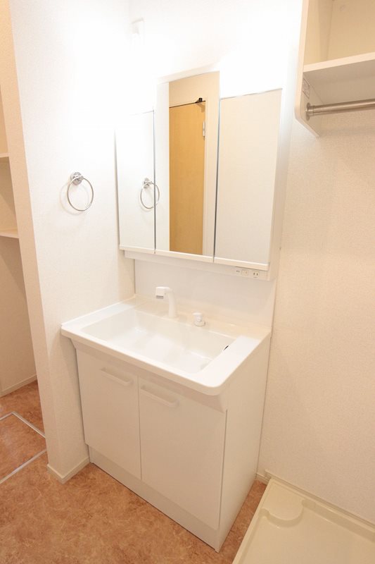 洗面設備　写真は同型シリーズです。