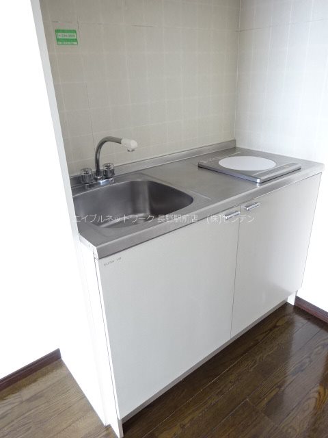 キッチン　※写真は303号室です。