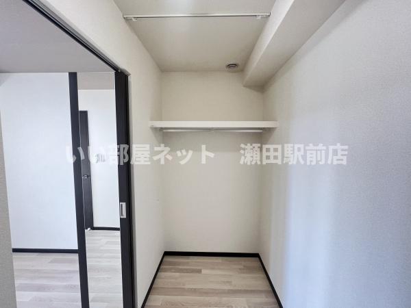 収納　※同建物の別のお部屋の写真です。