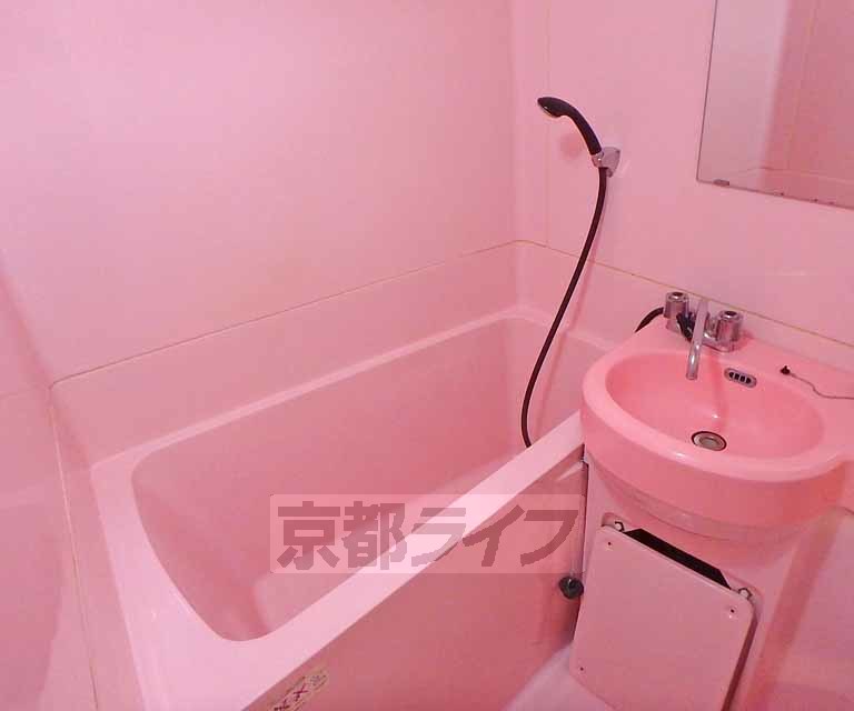 バス・シャワールーム　バスルームです