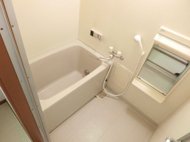 バス・シャワールーム　清潔感のあるバスルームです。