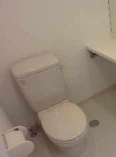 トイレ　落ち着いた色調のトイレです