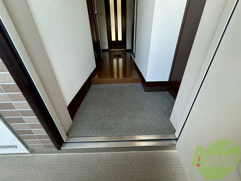 玄関　シンプルな玄関です。立ち回るのに十分なスペースがあります。