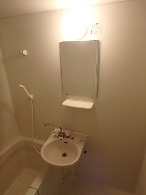 洗面設備　歯磨きセットはこちらに置けますね。