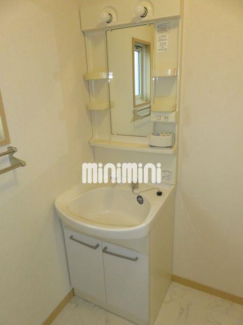 洗面設備　収納付きの洗面台で使い勝手がよさそうです