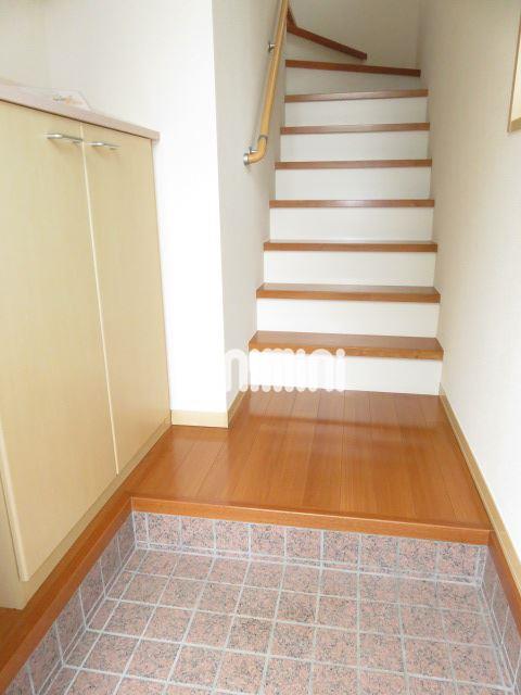 玄関　角部屋なので玄関には窓も付いていますよ