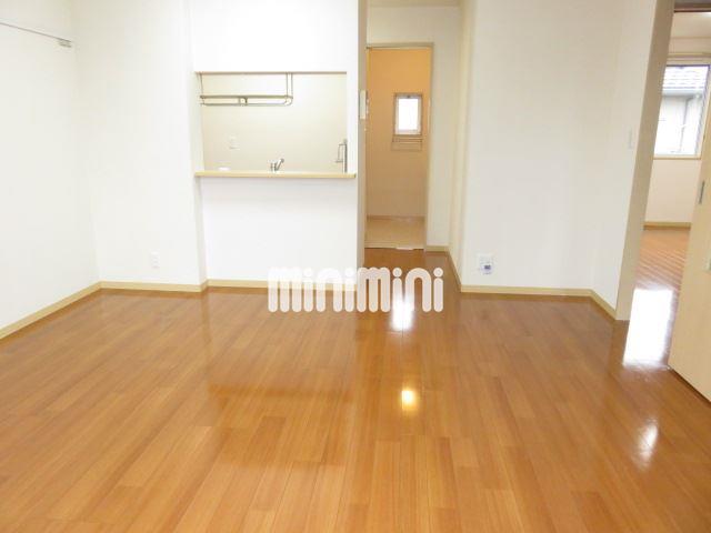 居室・リビング　対面キッチンのある１３帖のリビングです