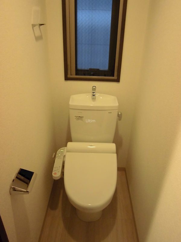 トイレ　違うお部屋の写真です。ご参考までに