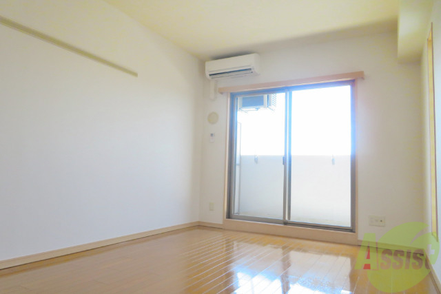 居室・リビング　帖もある広々とした洋室です。陽当たり良好にて過ごしやすい