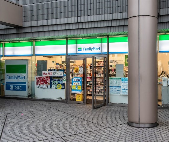 コンビニ　ファミリーマート 田端駅前店（コンビニ）まで293m