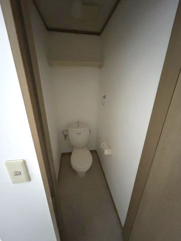 トイレ　落ち着いた色調のトイレです