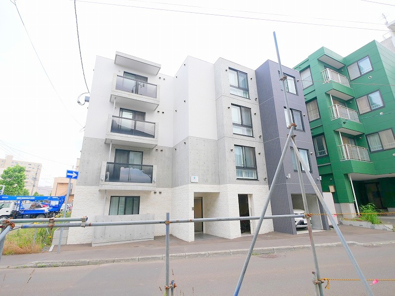 建物外観　新札幌まで徒歩圏内なので生活に便利な地域です♪