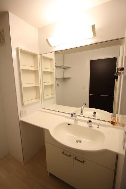 洗面設備　鏡の大きい化粧洗面台