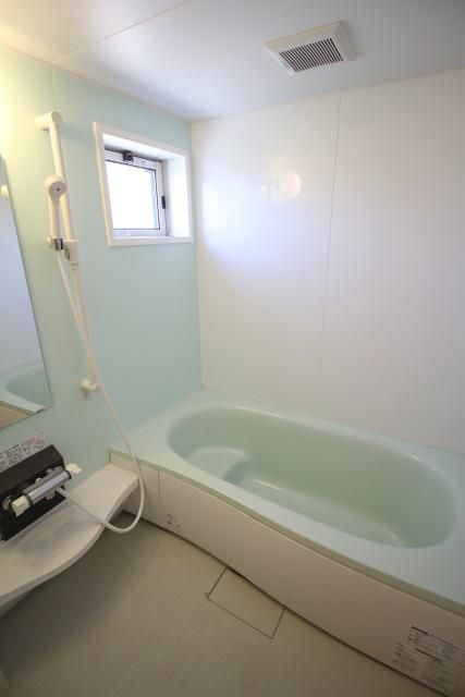 バス・シャワールーム　小窓付きのバスルーム