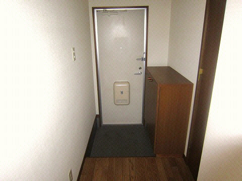 玄関　室内写真は別部屋の写真です。