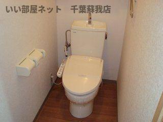 トイレ　落ち着いた色調のトイレです