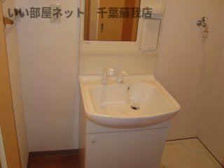 洗面設備　明るい洗面所です