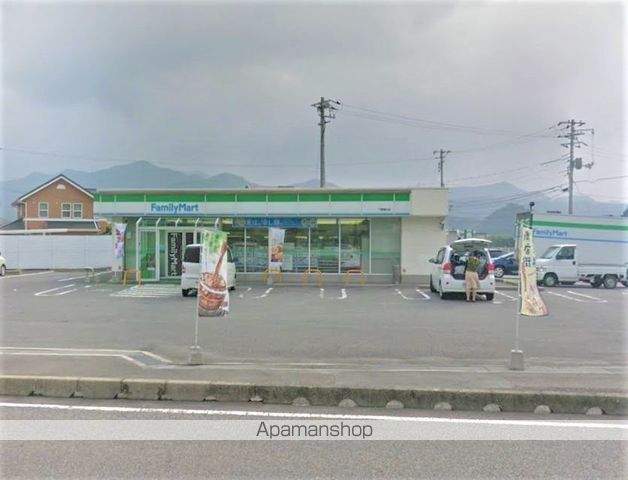 コンビニ　ファミリーマート（コンビニ）まで476m